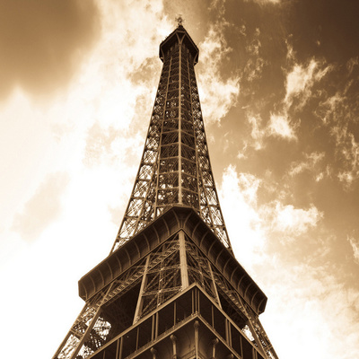 仰望埃菲爾鐵塔 一幅裝飾畫的詩意與象征